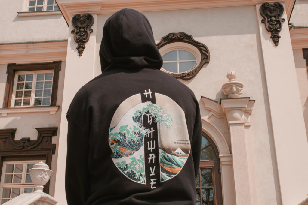 Bluza Kanagawa na tle pałacu