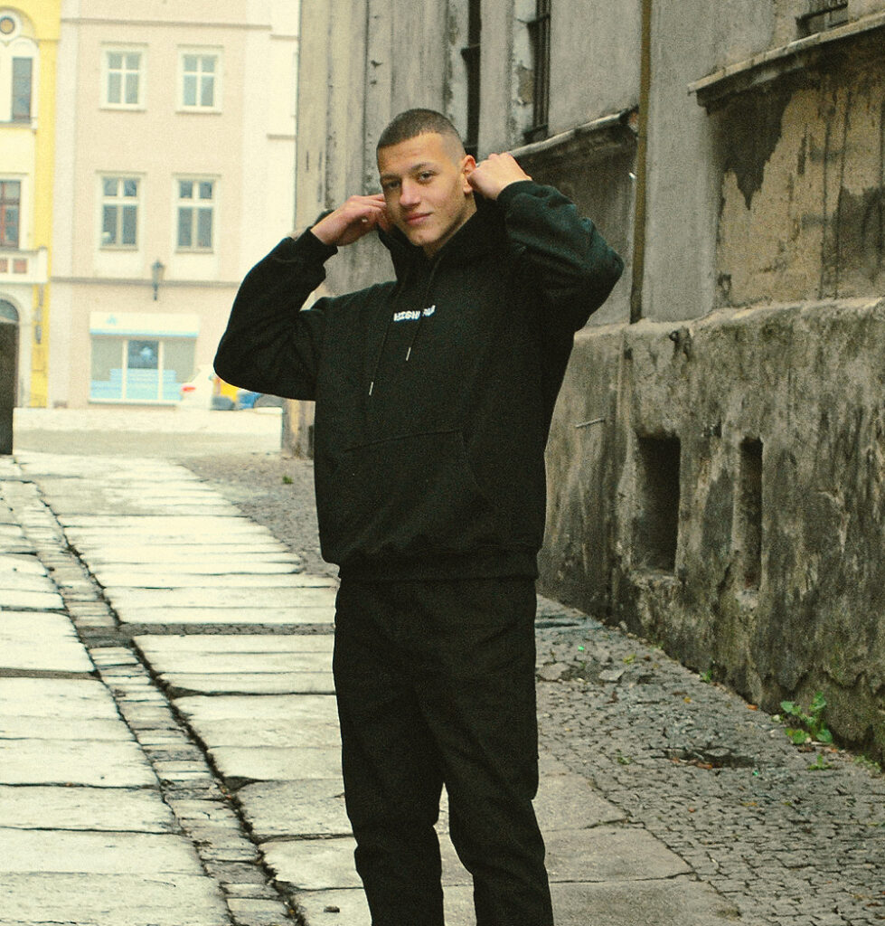 Czarna bluza z haftem na modelu