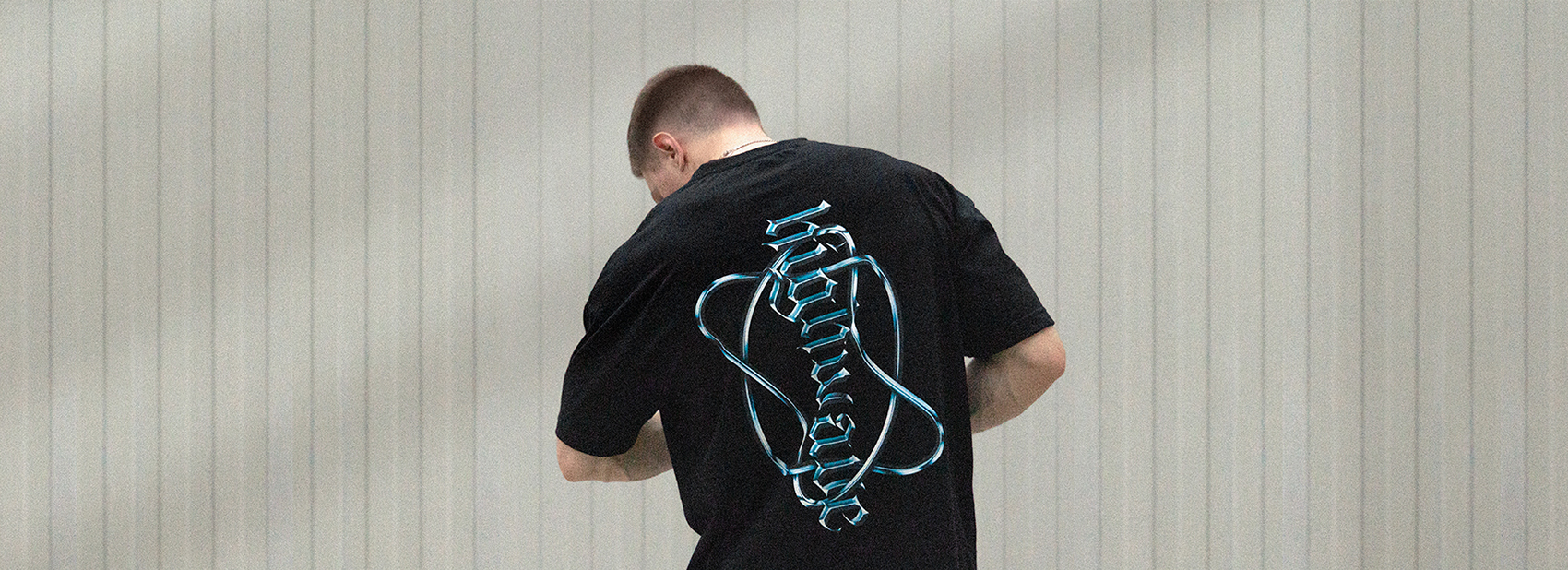 Streetwear to m.in. luźny styl i modne wzory.