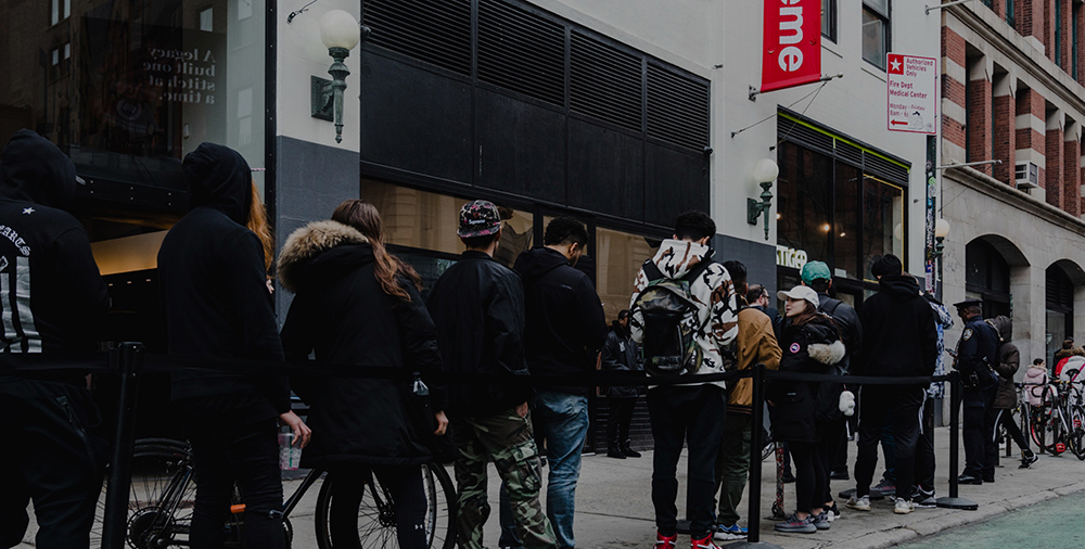 Kolejka pod punktem streetwearowej marki Supreme. Źródło: hypebeast.com