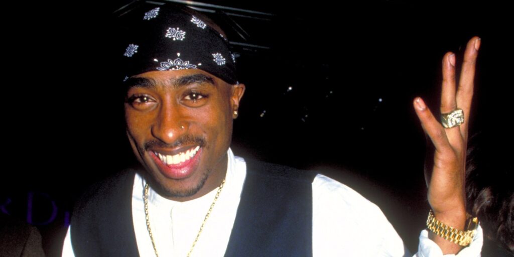Uśmiechnięty Tupac Shakur