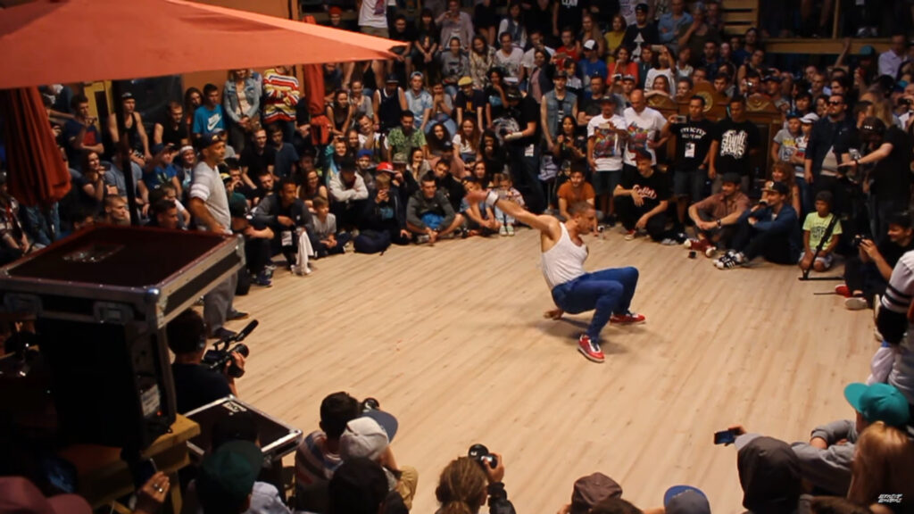 Tak zwane kółeczko jako forma rywalizacji w b-boyingu