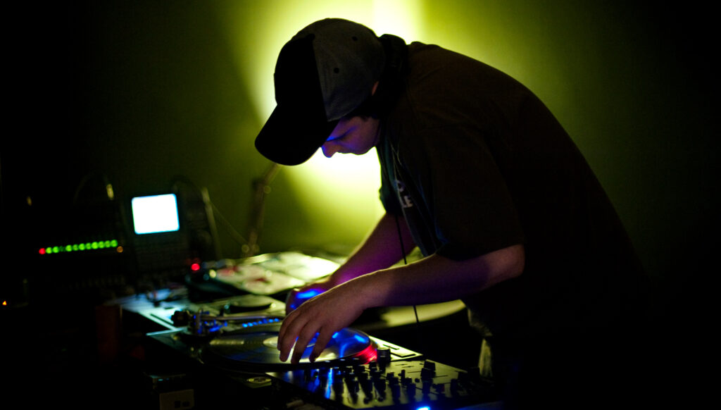 DJ, czyli Disc Jockey, dobiera, odtwarza i miksuje muzykę