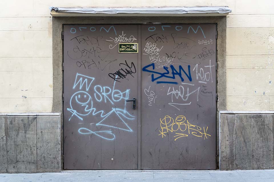 Amatorskie tagi na drzwiach