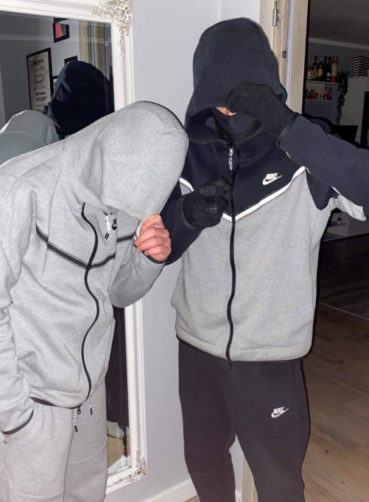 Outfit w stylu Nike Tech Fleece z wykorzystaniem rękawiczek i kominiary