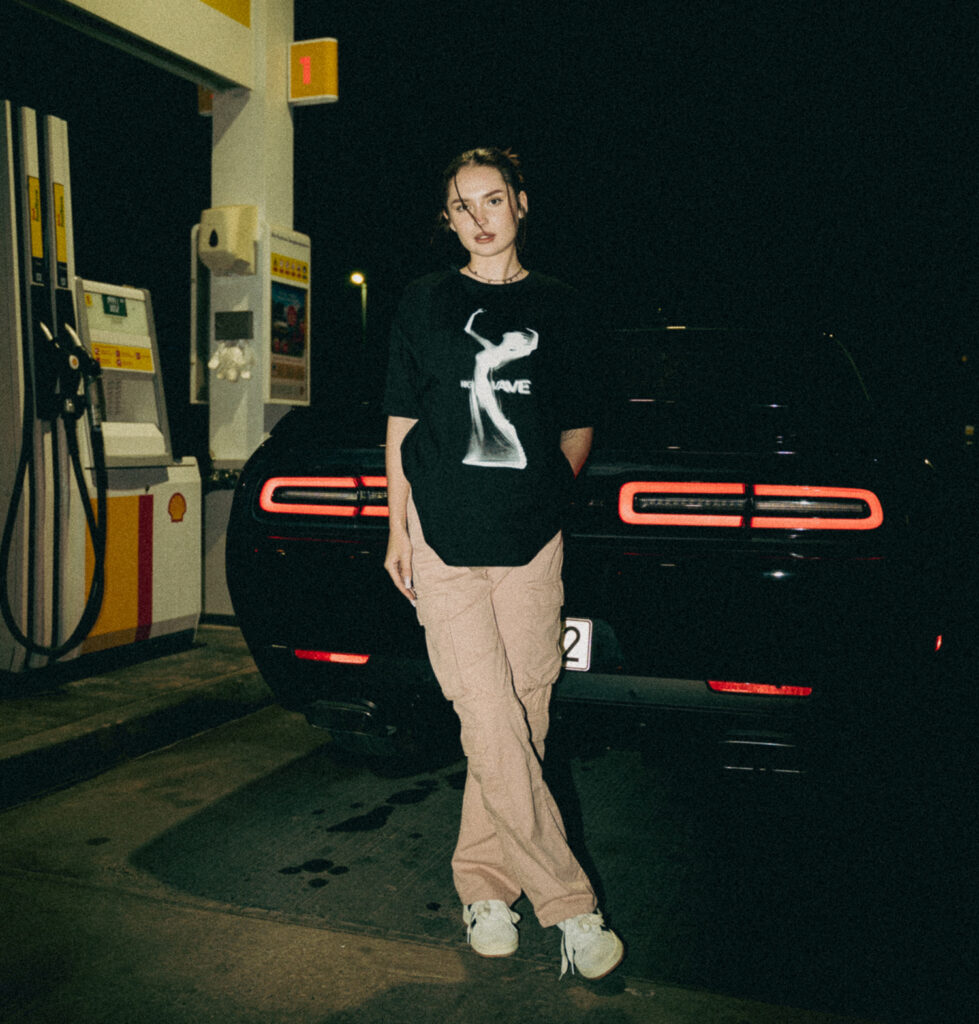 Modelka w czarnej koszulce z białym nadrukiem