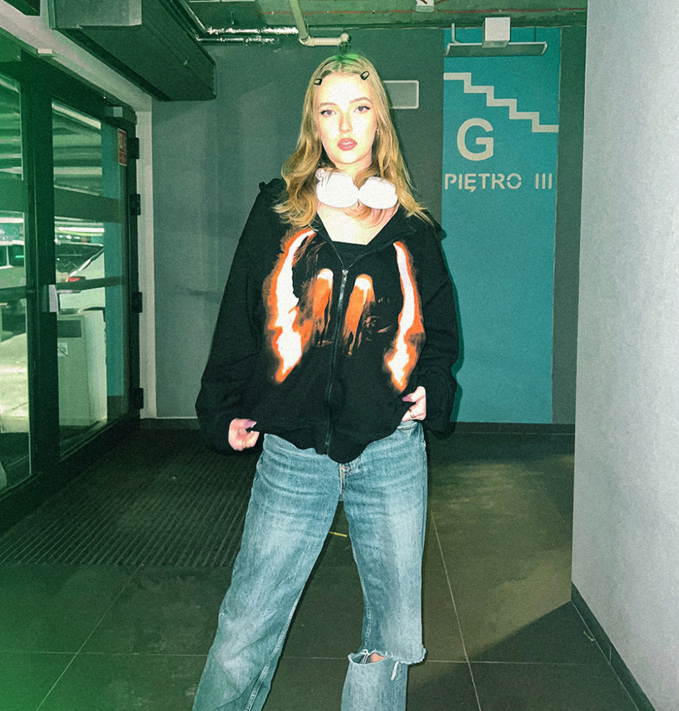 Bluza z suwakiem Ghost na modelce