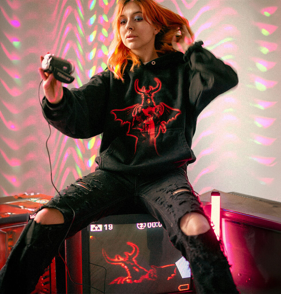 Czarna bluza z demonem na modelce