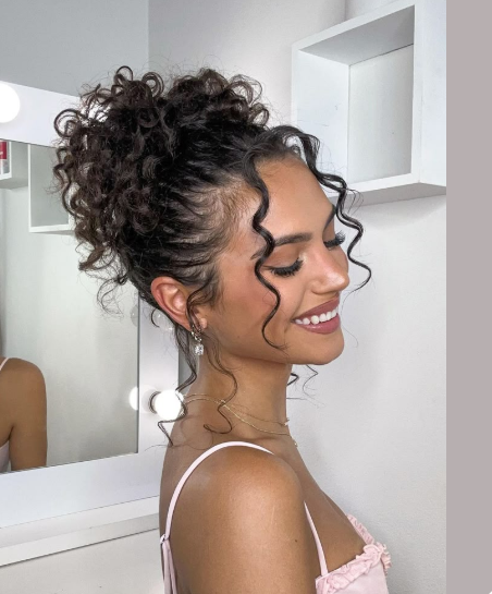 Zadbane włosy i dopasowana fryzura to odpowiedź na pytanie jak wyglądać ładniej