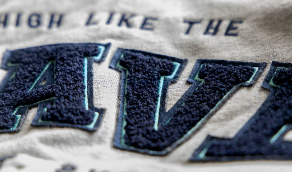 Zbliżenie na detale zdobienia bluzy COLLEGE WAVE