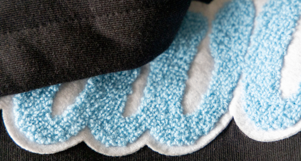 Detale haftu chenille na bluzie WAVVY78