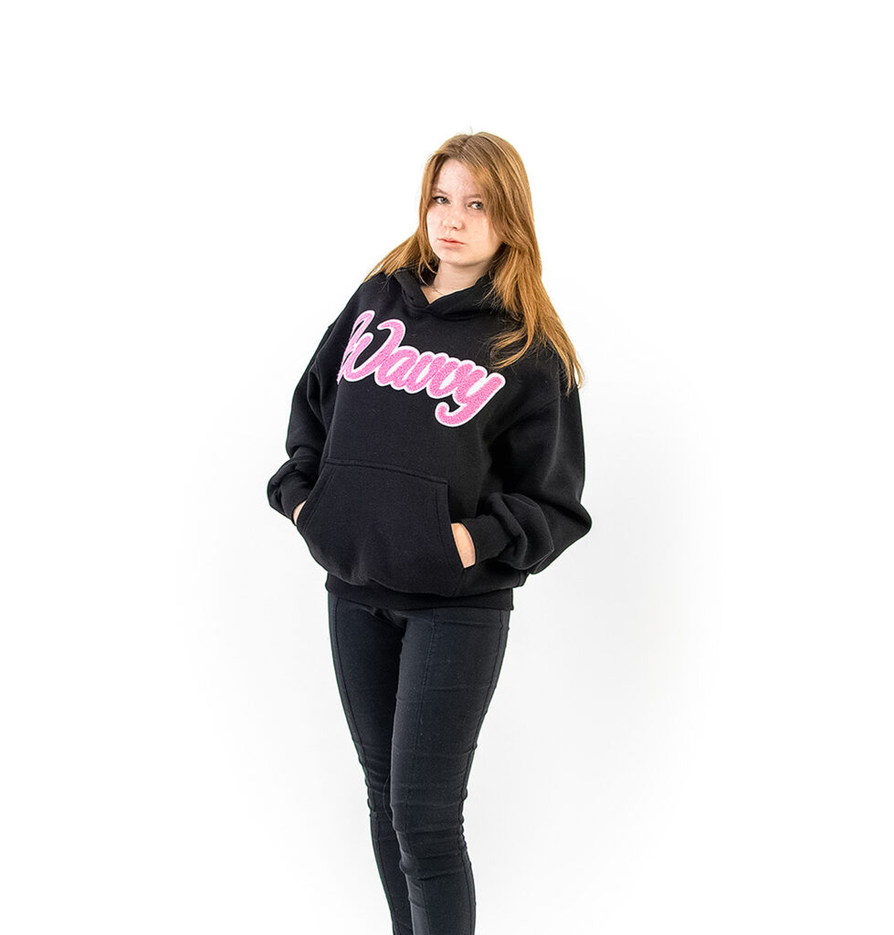 Bluza z haftem chenille na modelce