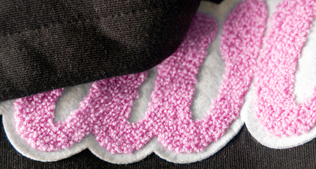 Detale różowego haftu chenille