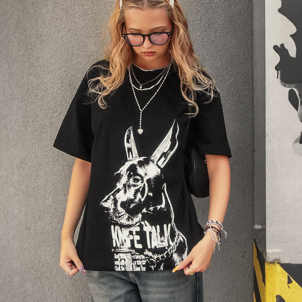 Modelka 168cm wzrostu nosi koszulkę KNIFE TALK w rozmiarze S