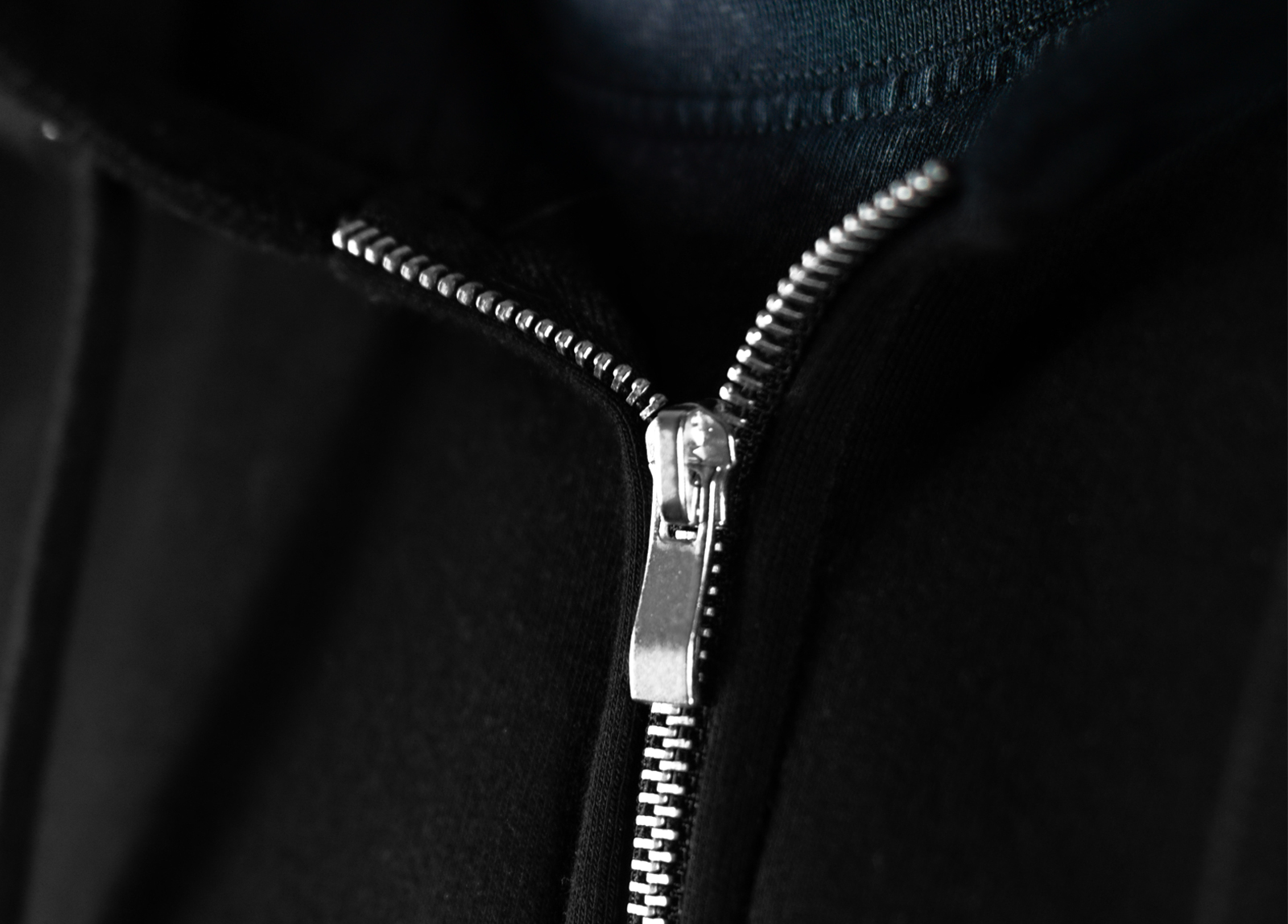 Srebrny suwak w bluzie boxy