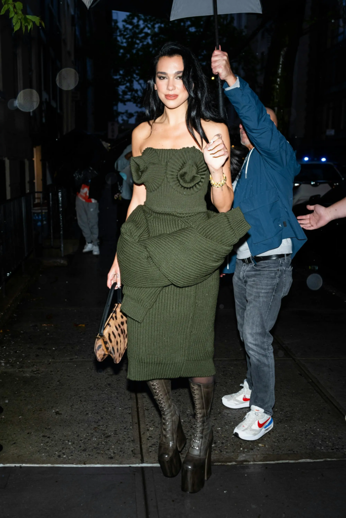 Stylizacja z torebką ze zwierzęcym motywem (panterką)