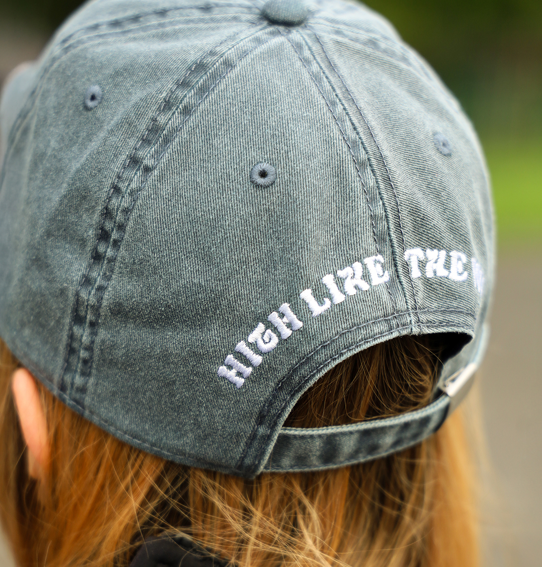 Czapka z daszkiem z haftem „High Like The Wave” marki Highwave, sprany jeansowy materiał