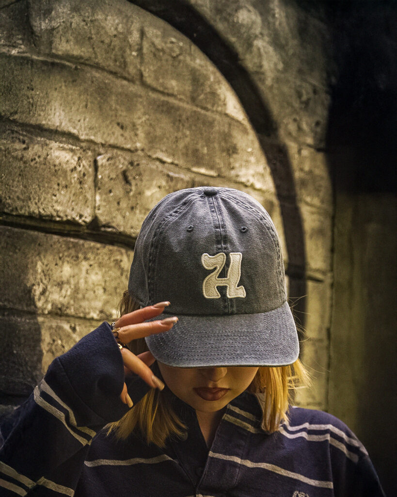 Czapka z literą H i bluza rugby w paski – streetwearowy styl w miejskim klimacie