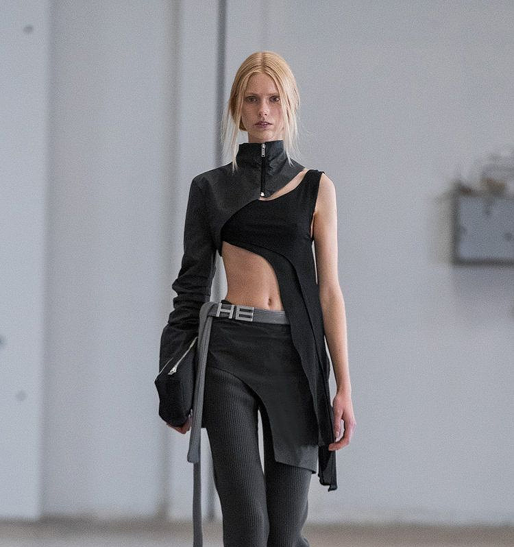 Asymetryczny outfit - jako jeden z trendów w modzie w 2026 roku