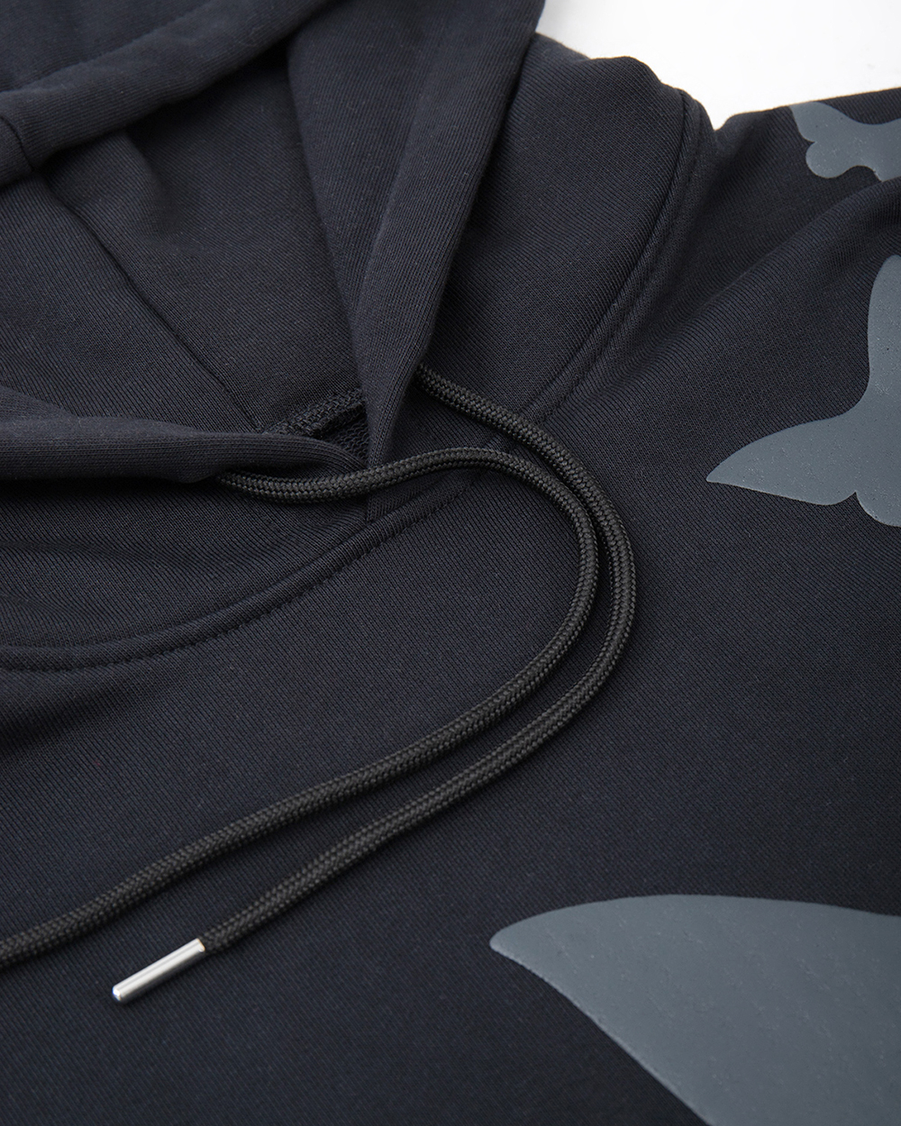 Bluza z motylem - detal kaptura i sznurków hoodie