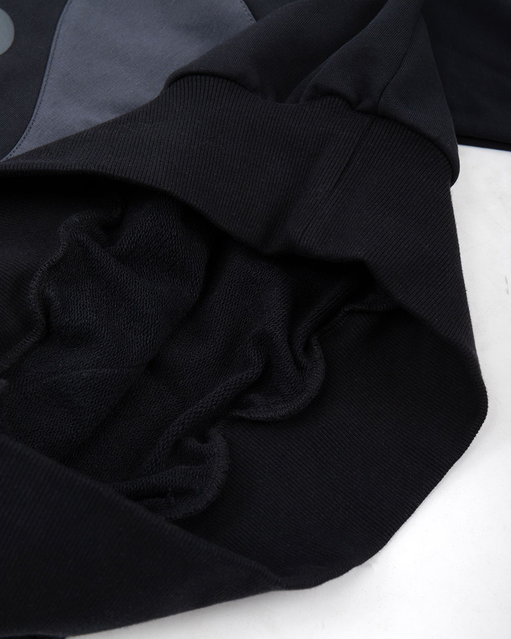 Wnętrze bluzy z motylem - miękki miś i wykończenie rękawa