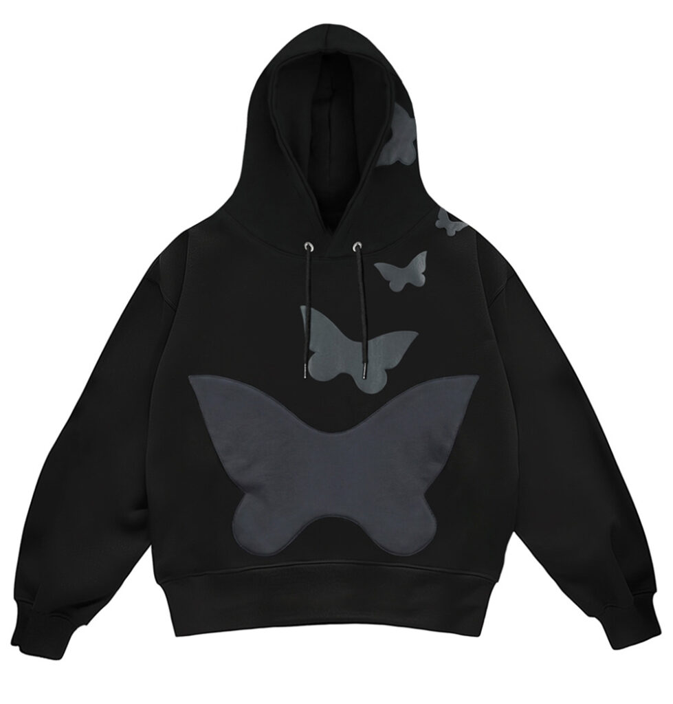 Czarna bluza z motylem pokazana na białym tle, widoczna duża kieszeń w kształcie motyla oraz mniejsze motylki puff print