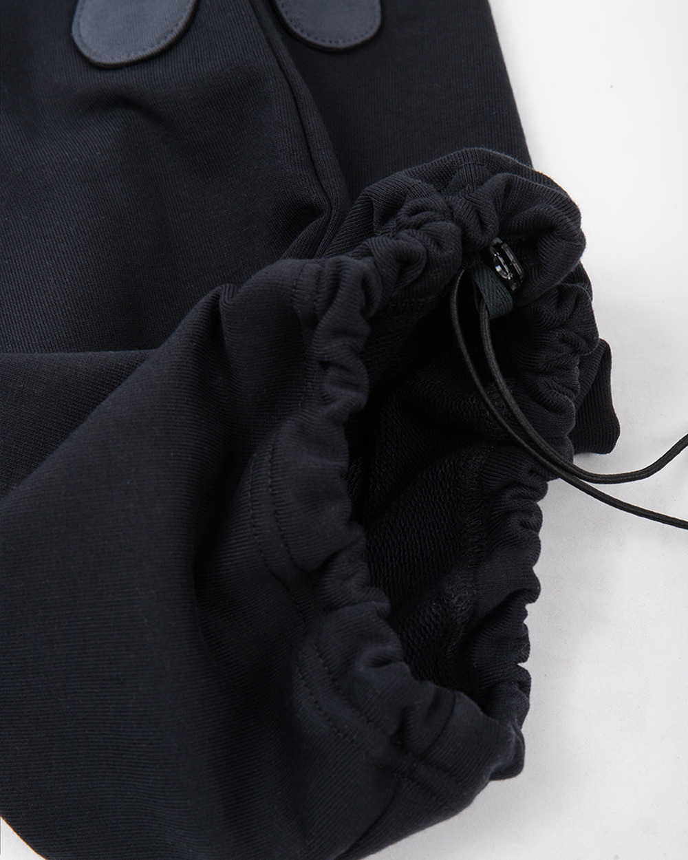 Detal wykończenia w komplecie z bluzą z motylem - regulowana gumka w spodniach i miękki materiał od środka