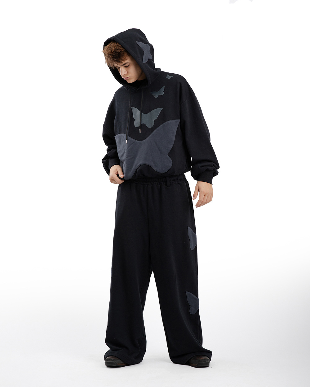 Bluza z motylem - hoodie boxy z kieszenią motyl na sylwetce