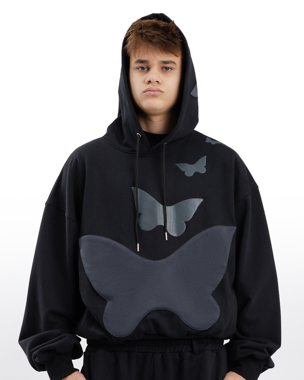 Dresowy set z motylem - bluza z kapturem na modelu, duży motyl 3D na froncie i mniejsze motyle na piersi i kapturze