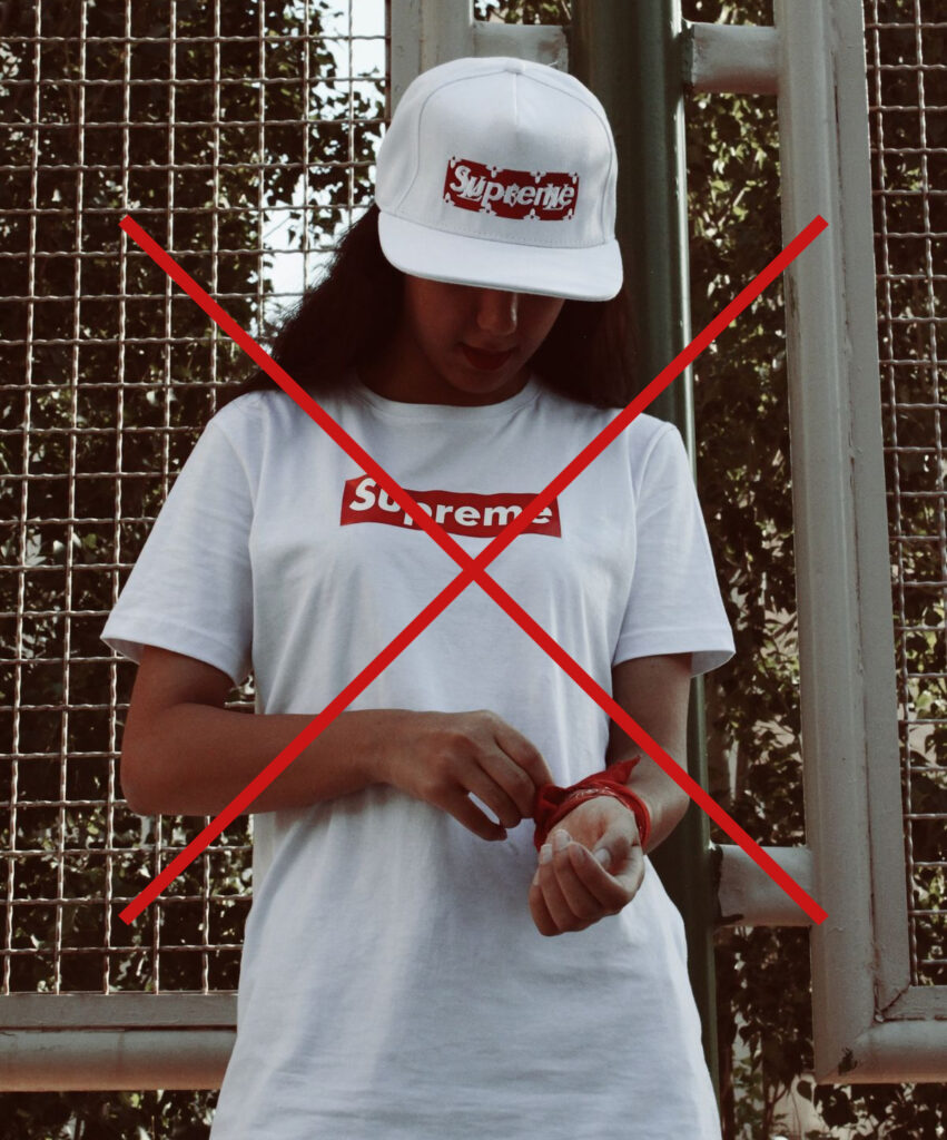 Koniec z dużymi, krzyczącymi logami - trend w modzie na 2026 rok