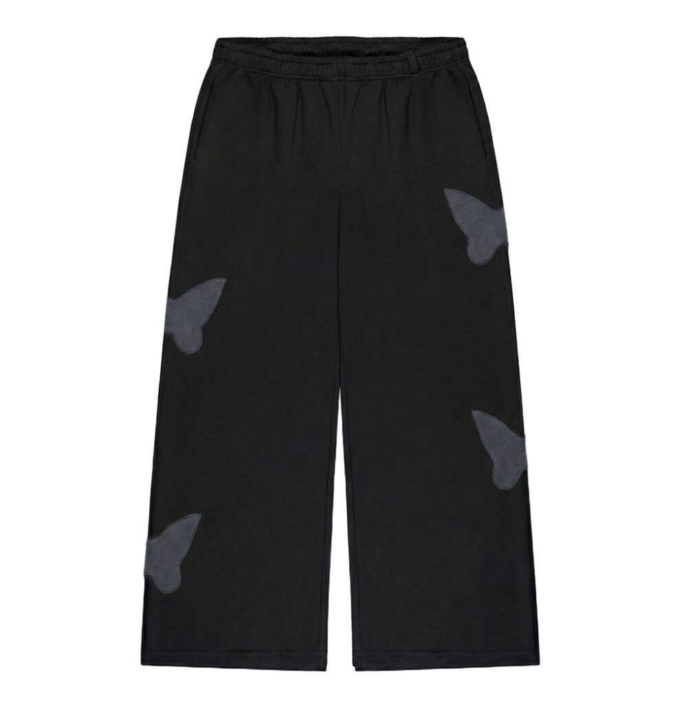 Czarne spodnie dresowe baggy z luźnym krojem i subtelnymi nadrukami motyli w odcieniach szarości